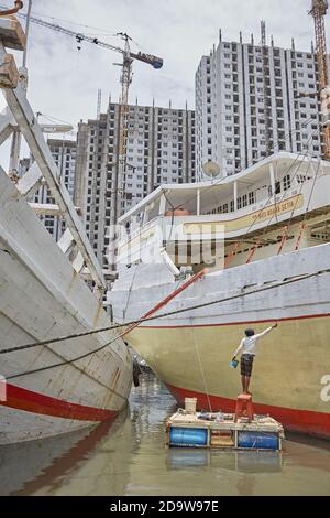 Jakarta, Indonésie, mars 2016. Marins travaillant sur les bateaux traditionnels en bois, le Pinisi, dans le port de Sunda Kelapa. Banque D'Images