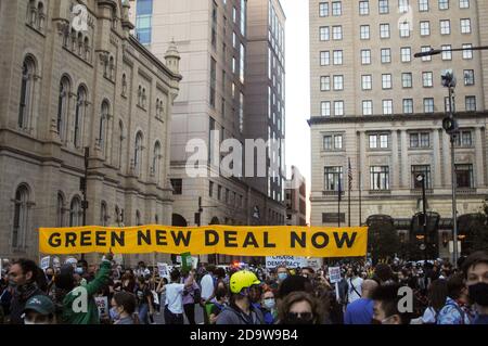 Philadelphie, États-Unis. 11 juillet 2020. Les Philadelphiens célèbrent le président élu Joe Biden et le vice-président élu Kamala Harris lors de l'élection présidentielle de 2020 avec un bloc de parti autour de l'Hôtel de ville et dans tout le Centre City à Philadelphie, PA, le 7 novembre 2020. Credit: SIPA USA/Alay Live News Banque D'Images