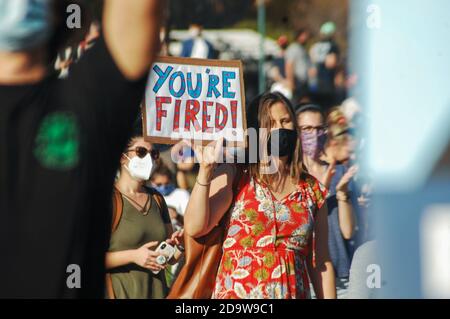 Philadelphie, États-Unis. 11 juillet 2020. Philadelphiens a organisé un rassemblement à Independence Mall pour célébrer le vote populaire du président élu Joe Biden et la victoire du Collège électoral lors de l'élection présidentielle de 2020 à Philadelphie, PA, le 7 novembre 2020. Credit: SIPA USA/Alay Live News Banque D'Images