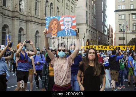 Philadelphie, États-Unis. 11 juillet 2020. Les Philadelphiens célèbrent le président élu Joe Biden et le vice-président élu Kamala Harris lors de l'élection présidentielle de 2020 avec un bloc de parti autour de l'Hôtel de ville et dans tout le Centre City à Philadelphie, PA, le 7 novembre 2020. Credit: SIPA USA/Alay Live News Banque D'Images