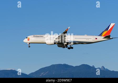 Richmond, Colombie-Britannique, Canada. 7 novembre 2020. Un Airbus A350-900 de Philippine Airlines (RP-C3507) aéroporté sur l'approche finale pour atterrir à l'aéroport international de Vancouver. Crédit : Bayne Stanley/ZUMA Wire/Alay Live News Banque D'Images