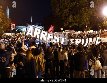 Washington, DC, États-Unis. 8 novembre 2036. Washington, DC 110720 le jour où Joe Biden a été déclaré président élu des États-Unis des centaines de personnes célèbrent le 07 novembre 2020 à BLM Plaza, qui est juste en face de la Maison Blanche. Credit: Essdras M. Suarez/ZUMA Wire/Alay Live News Banque D'Images