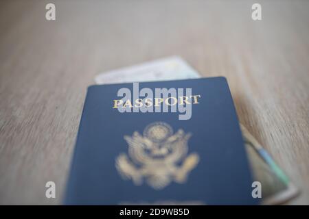 Etats-Unis d'Amérique Passeport avec un 2000 pesos colombiens Facture à l'intérieur Banque D'Images