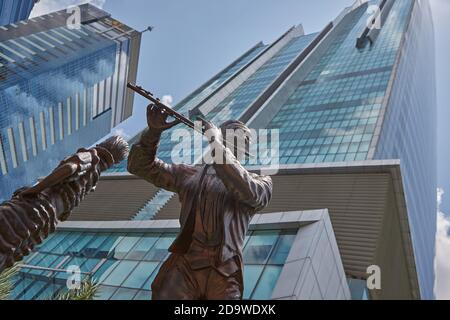 Jakarta, Indonésie, mars 2016. Sculptures en bronze de musiciens dans le centre-ville, avec des gratte-ciels en arrière-plan. Banque D'Images