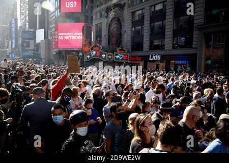 Les partisans du président élu Joe Biden et du vice-président élu Kamala Harris se réunissent à Times Square pour célébrer leur victoire sur le président Trump le 7 novembre 2020 à New York. (Photo de John Lamparski/ Credit: SIPA USA/Alay Live News Banque D'Images