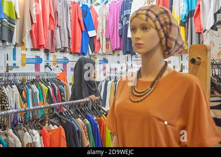 Jakarta, Indonésie, mars 2016. Une femme musulmane achète dans un magasin de vêtements. Banque D'Images