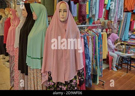 Jakarta, Indonésie, mars 2016. Mannequins féminins dans un magasin de vêtements de ville. Banque D'Images