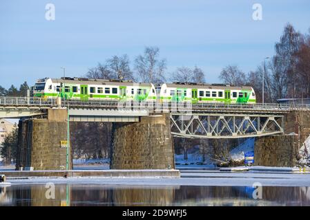 SAVONLINNA, FINLANDE - 03 MARS 2018 : train de voyageurs diesel sur le pont ferroviaire le jour de mars Banque D'Images