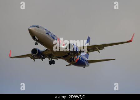 SAINT-PÉTERSBOURG, RUSSIE - 28 OCTOBRE 2020 : Boeing 737-800 (VQ-BBY) de l'avion des compagnies aériennes de Smartavia sur une trajectoire de glisse contre un ciel gris nuageux Banque D'Images