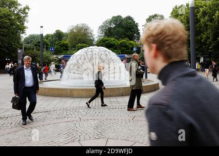 Oslo, Norvège - 20 juin 2019 : gens à la fontaine de Studenterlunden près du théâtre national. Banque D'Images