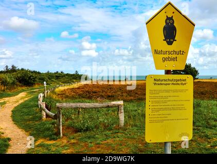 Sylt, Allemagne, 4 septembre 2020 : entrée à la réserve naturelle de Braderewer Heide, une grande zone de santé sur l'île de Sylt, Allemagne Banque D'Images