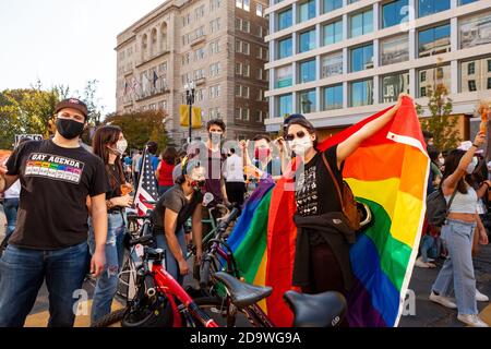 Washington, DC, Etats-Unis, 7 novembre 2020. En photo : les partisans des droits de Joe Biden et du LGBTQ ont célébré la victoire de Joe Biden sur Donald Trump lors de l'un des plus grands partis de rue de l'histoire de la ville majoritairement démocrate. Des milliers de Washingtoniens et de partisans de Biden / Harris sont venus à la Maison Blanche / Black Lives Matter Plaza et à d'autres endroits du centre-ville pour célébrer la victoire de Biden sur Trump et l'élection de la première vice-présidente féminine dans l'histoire du pays. Crédit : Allison C Bailey/Alay Live News Banque D'Images