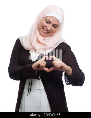 Bonne femme musulmane en amour avec les doigts coeur signe isolé Sur blanc Banque D'Images