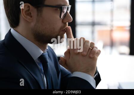30s homme d'affaires en costume formel pensant à la solution du problème. Banque D'Images