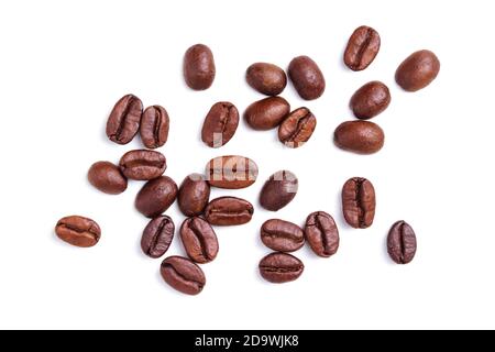 Gros plan sur les grains de café isolés sur du blanc Banque D'Images