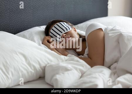 Masque de sommeil confortable aidant la jeune femme à profiter d'un bon sommeil sain Banque D'Images