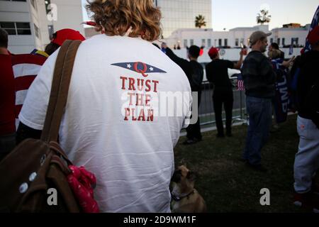 Beverly Hills, États-Unis. 07th nov. 2020. Un partisan de Trump porte un t-shirt Q Anon disant « faites confiance au Plan » pendant la manifestation.malgré une victoire électorale pour Joe Biden et Kamala Harris, les partisans du Président Trump se sont rassemblés à Beverly Gardens Park à Beverly Hills, La Californie a demandé justice pour ce qu'elle a prétendu être une élection truquée et s'est ralliée à l'idée de quatre années de plus de Donald Trump à la présidence. Crédit : SOPA Images Limited/Alamy Live News Banque D'Images