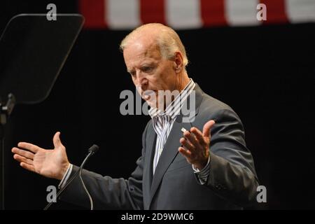 Tamarac, États-Unis d'Amérique. 28 septembre 2012. TAMARAC, FL - SEPTEMBRE 28 : le vice-président des États-Unis, Joe Biden, prend la parole au cours d'un événement de campagne à Kings point. Biden continue de faire campagne dans tout le pays avant les élections générales. Le 28 septembre 2012 à Tamarac, Floride. Personnes: Joe Biden crédit: Storms Media Group/Alay Live News Banque D'Images