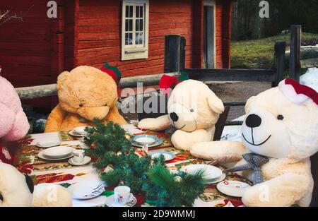 Gros ours en peluche dans les bois pour le déjeuner de Noël Banque D'Images