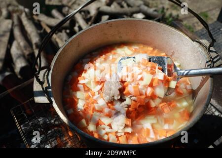 Cuisson de zirvak pour pilaf dans le chou-fleur sur les charbons Banque D'Images