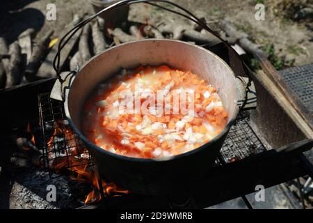 Cuisson de zirvak pour pilaf dans le chou-fleur sur les charbons Banque D'Images