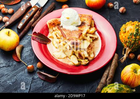 Tarte savoureuse aux pommes sur l'assiette. Morceau de tarte aux pommes avec glace crème Banque D'Images