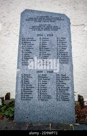 Bridgend, pays de Galles, Royaume-Uni. 8 novembre 2020. Quelques-uns du Mémorial de guerre le matin du dimanche du souvenir. Crédit : Lewis Mitchell/Alay Live News Banque D'Images