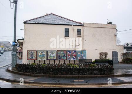 Bridgend, pays de Galles, Royaume-Uni. 8 novembre 2020. Quelques-uns du Mémorial de guerre le matin du dimanche du souvenir. Crédit : Lewis Mitchell/Alay Live News Banque D'Images
