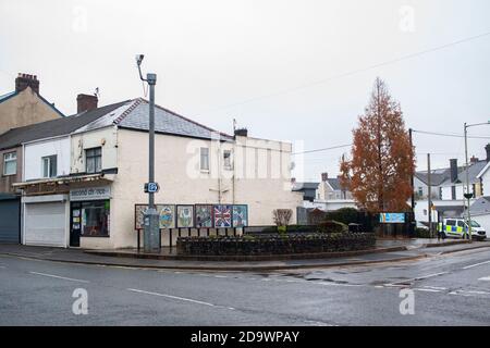 Bridgend, pays de Galles, Royaume-Uni. 8 novembre 2020. Quelques-uns du Mémorial de guerre le matin du dimanche du souvenir. Crédit : Lewis Mitchell/Alay Live News Banque D'Images