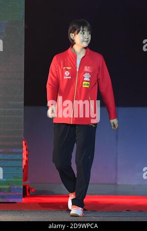 Weihai. 8 novembre 2020. Chen Meng de Chine réagit alors qu'elle entre sur le site lors de la cérémonie d'ouverture de la coupe du monde des femmes de l'ITTF 2020 à Weihai, dans la province de Shandong en Chine orientale, le 8 novembre 2020 Credit: Zhu Zheng/Xinhua/Alamy Live News Banque D'Images