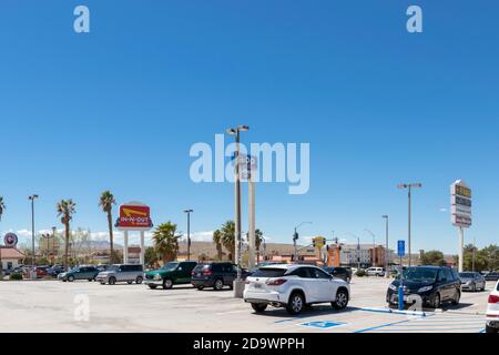 Las Vegas, Nevada/Etats-Unis d'Amérique - 8 avril 2018 : parking à mi-chemin sur la 15e rue entre Los Angeles et Las Vegas. Banque D'Images