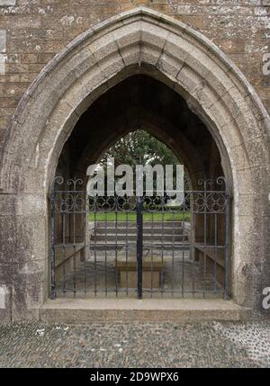 Le cercueil se repose à l'entrée de l'église sur le mont St Michael's à Cornwall, Angleterre, Royaume-Uni Banque D'Images