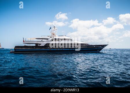 Marina Piccola, Capri, Italie - août 27 2020: T.M. Blue One Super Yacht appartenant à Valentino Garavani à Anchor Banque D'Images