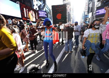 New York, États-Unis. 07th nov. 2020. Les partisans du président élu Joe Biden et du vice-président élu Kamala Harris se réunissent à Times Square pour célébrer leur victoire sur le président Trump. Crédit : SOPA Images Limited/Alamy Live News Banque D'Images