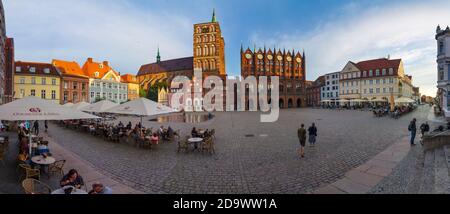 Stralsund : place Alter Markt (ancien marché), St.-Nikolai-Kirche (St. Eglise Nicholas), Altes Rathaus (ancien hôtel de ville), Ostsee (Mer Baltique), Mecklenburg- Banque D'Images