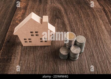 L'augmentation des piles de pièces de monnaie et une chambre à l'arrière-plan Banque D'Images