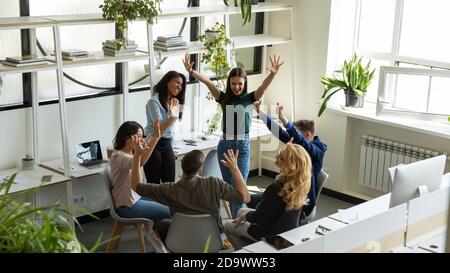 Heureux excité coéquipiers divers amis ayant plaisir à se rencontrer au bureau Banque D'Images