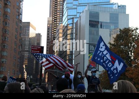 New York, États-Unis. 07th nov. 2020. Les gens célèbrent le « président élu » Biden. Joe Biden, candidat démocrate à la présidence, a remporté l'élection aux États-Unis, selon les sondages et les prévisions des médias américains. Credit: Christina Horsten/dpa/Alay Live News Banque D'Images