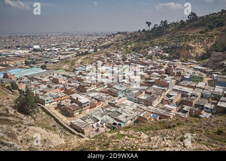 Altos de Cazucá, Soacha, Colombie, janvier 2013. Vue générale des maisons construites dans la commune à la périphérie de Bogota. Banque D'Images