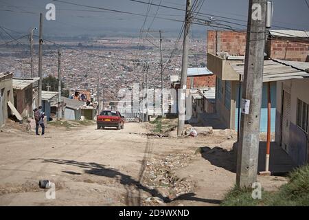 Altos de Cazucá, Soacha, Colombie, janvier 2013. Une voiture vous conduit dans l'une des rues de la commune, à la périphérie de Bogotá. Banque D'Images