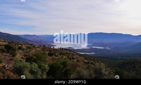 Vue panoramique du réservoir le barrage de Bin el Ouidane, une importante source d'irrigation et d'énergie (énergie hydroélectrique), situé près de Beni Mellal, au Maroc. Banque D'Images