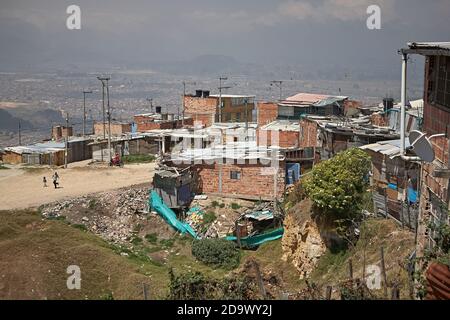 Altos de Cazucá, Soacha, Colombie, janvier 2013. Vue générale des maisons construites dans la commune à la périphérie de Bogota. Banque D'Images