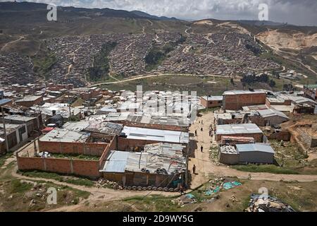 Altos de Cazucá, Soacha, Colombie, janvier 2013. Vue générale des maisons construites dans la commune à la périphérie de Bogota. Banque D'Images