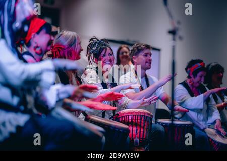 Wellington. 7 novembre 2020. Les gens exécutent des tambours africains lors du festival culturel annuel de la Journée de l'Afrique à Wellington, capitale de la Nouvelle-Zélande, le 7 novembre 2020. Credit: Zhang Jianyong/Xinhua/Alay Live News Banque D'Images