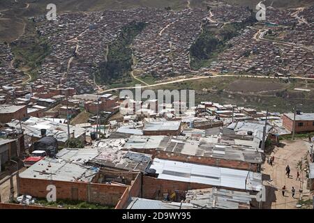 Altos de Cazucá, Soacha, Colombie, janvier 2013. Vue générale des maisons construites dans la commune à la périphérie de Bogota. Banque D'Images