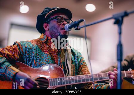 Wellington. 7 novembre 2020. Un artiste se produit lors du festival culturel annuel de la Journée de l'Afrique à Wellington, capitale de la Nouvelle-Zélande, le 7 novembre 2020. Credit: Zhang Jianyong/Xinhua/Alay Live News Banque D'Images