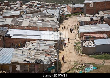 Altos de Cazucá, Soacha, Colombie, janvier 2013. Vue générale des maisons construites dans la commune à la périphérie de Bogota. Banque D'Images