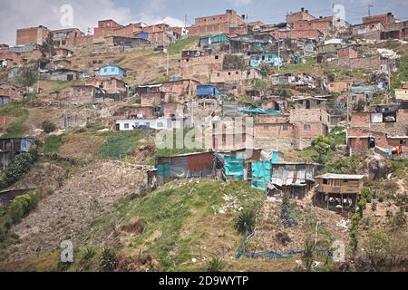 Altos de Cazucá, Soacha, Colombie, janvier 2013. Vue générale des maisons construites dans la commune à la périphérie de Bogota. Banque D'Images