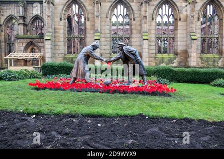 Liverpool, Royaume-Uni. 8 novembre 2020. Le jardin du coquelicot du jour du souvenir de l'église St Luke 'bombardée' de Leece Street Liverpool, devant la statue intitulée 'All Together Now' conçue par Andy Edwards capture, le moment où les soldats britanniques et allemands ont cessé de se battre et ont joué au football le jour de Noël 1914. Crédit : ken biggs/Alay Live News Banque D'Images