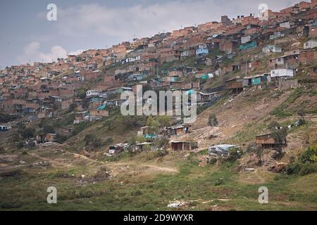 Altos de Cazucá, Soacha, Colombie, janvier 2013. Vue générale des maisons construites dans la commune à la périphérie de Bogota. Banque D'Images